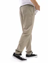 Pantalón casual negro de corte recto, con cintura elastizada y regulable, y bolsillos laterales.