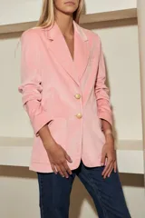 Blazer negro de terciopelo con solapa en V, botones dorados con detalles y bolsillos laterales.