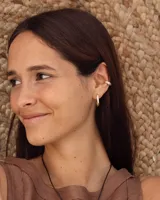 Aro earcuff plateado y dorado con diseño texturizado que simula lava.