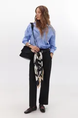 Foulard beige con diseño floral, ideal para complementar looks elegantes.
