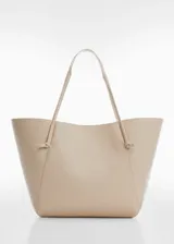 Bolso shopper grande sin forro, con asas de nudos y cierre de botones magnéticos.