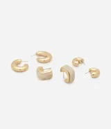 Set de tres pares de aros dorados con forma de argolla. Un par es redondo, otro cuadrado y el tercero ovalado.