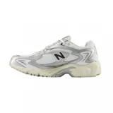 Championes New Balance modelo ML725CG, color blanco con detalles en plateado y logo "N" en negro.