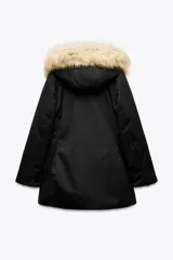 Anorak negro resistente al agua y al viento con aislamiento térmico, cuello alto con capucha desmontable con borde de piel sintética, mangas largas con puños interiores de neopreno, bolsillos delanteros con cierre de cremallera y forro polar, cintura entallada con elástico interior y cierre frontal con cremallera y solapa con botones a presión.