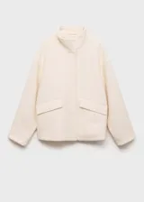 Chaqueta color crema de mezcla de lana con cuello alto y cierre de botones oculto.