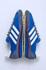 Championes Adidas SL 72 con estampado animal print, cordones naranjas y las tres tiras clásicas en blanco.