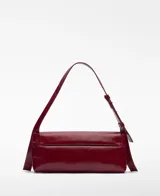 Bolso de hombro tipo baguette color blanco hueso, con textura craquelada y acabado brillante. Cierre magnético con solapa frontal y asa corta regulable.