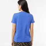 Remera azul con estampado blanco que dice 'Los Angeles Since 1990 LA Downtown American Club California'.