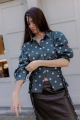 Camisa negra con estampado de flores y libelulas, con cuello clásico, mangas largas abullonadas y fruncido tipo corset.