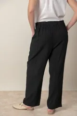 Pantalón italiano de lino azul marino, de corte amplio, con cintura elastizada y cordón ajustable.