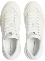 Zapatillas urbanas Calvin Klein de cuero blanco con detalles en gamuza color crema, logo de la marca en el lateral y suela chunky.