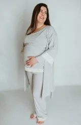 Pijama largo de jersey color celeste, apto para embarazo y lactancia. La remera de manga larga tiene apertura para amamantar y el pantalón cuenta con elástico ajustable en la cintura. Detalles de puntilla elastizada en remera y pantalón.