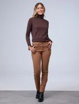 Pantalón de gabardina elastizada color marrón claro, marca Zac & Rachel, corte slim, con pretina con pasadores, botón y cierre. Delantera con tres bolsillos y trasera con bolsillos ojal.
