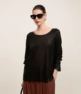 Blusa negra de punto liviano con escote redondo, manga larga y sisa raglán. Tiene una malla con lámina metálica.