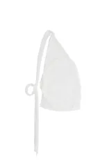 Top blanco de punto con diseño asimétrico y cuello tipo bufanda.