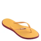 Sandalias Havaianas color amarillo con suela color borgoña y logo en plateado.