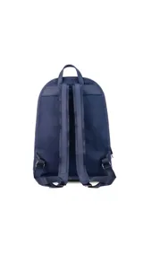 Mochila negra de tela impermeable con detalles en cuero sintético. Tiene un compartimento principal con cierre, un bolsillo frontal con cierre y un compartimento interno para notebook de 15 pulgadas.