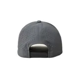 Gorra gris con logo de Rip Curl en el frente y perforaciones laterales para ventilación.