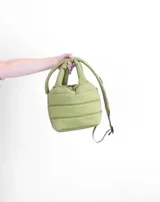Bolsito de gabardina de algodón color naranja con asas cortas y correa ajustable.