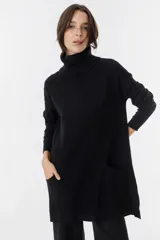 Sweater de punto con cuello alto y bolsillos frontales, color verde militar, diseño cómodo.