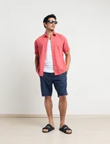 Bermuda de lino azul marino, corte recto y largo a la rodilla.