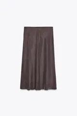 Falda midi marrón de tiro alto y corte recto.