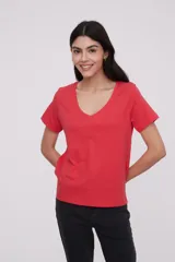 Remera de algodón color rojo, con escote en V y mangas cortas, ajustada al cuerpo.