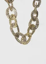 Collar gargantilla de eslabones grandes dorados con textura.