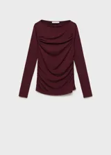 Camiseta de manga larga color borgoña con cuello barco y diseño drapeado en el frente.