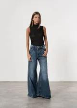 Pantalón de jean color crudo, de corte mega wide leg y tiro alto.