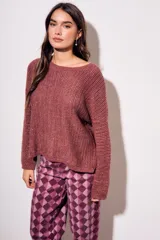 Sweater color beige de tejido de punto calado con lurex, de corte holgado y cuello redondo.