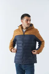 Campera puffer para hombre, con capucha ajustable y bolsillos con cierre.