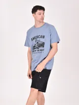 Remera gris claro con estampa de auto clásico americano y texto "American Classic - King of the Road".
