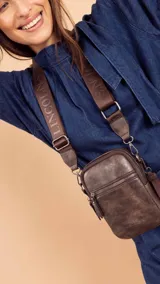 Bandolera morral color negro con cierre metálico principal y cierre frontal. Cuenta con una correa de galón gruesa y ajustable.