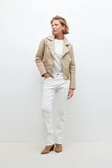 Chaqueta biker de eco cuero beige con cortes en tul y cierre frontal.