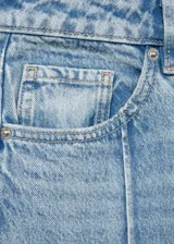 Pantalón de jeans de algodón, tiro medio, corte recto y largo, con detalle de costuras marcadas en el frente y bajo vuelto.