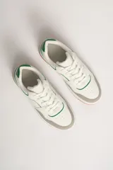 Zapatillas deportivas acordonadas blancas con detalles en verde y gris.