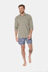 Short de baño celeste con estampado de flores blancas, cintura elástica con cordón ajustable, bolsillos laterales y suspensor de malla fina.