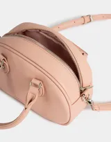 Cartera bowling color rosa viejo de cuerina con correa regulable desmontable, manijas superiores, doble cierre superior y tag de metal.