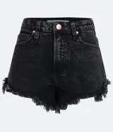 Short hot pants de jeans negro con cintura alta, bolsillos delanteros y traseros, y terminación deshilachada.