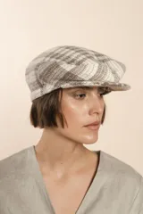 Boina marrón de lana fina uruguaya 100% natural sin teñir, con visera.