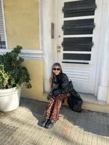 Pantalón Oxford de viscosa con estampado animal print de leopardo en tonos marrones y negros.