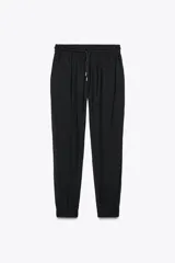 Pantalón jogger marrón de tiro alto con cintura elástica ajustable con cordones, bolsillos delanteros y puños elásticos en los tobillos.
