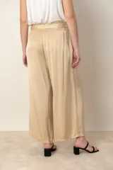 Pantalón palazzo negro de rayón y viscosa, con cintura elastizada, lazo y bolsillos laterales.
