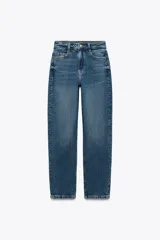 Pantalón de jean gris oscuro, de corte mom fit, tiro alto y largo tobillero. Cuenta con cinco bolsillos, cierre frontal con cremallera y botón.