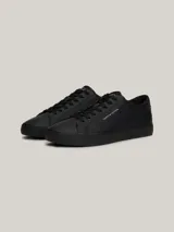 Zapatillas Tommy Hilfiger color negro, de cuero sintético, con cordones y suela plana.