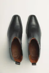 Bota texana de cuero color marrón con elástico lateral y taco cubano negro.