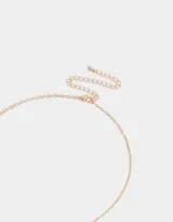 Collar corto dorado con dije de flor blanca, abeja esmaltada con strass, perlas y cristal amarillo.