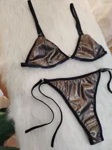 Conjunto de bikini triangular de símil cuero color bronce con acabado metalizado y tiras de ajuste negras.