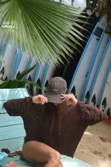 Buzo oversize con capucha, acanalado y con flecos en las mangas.